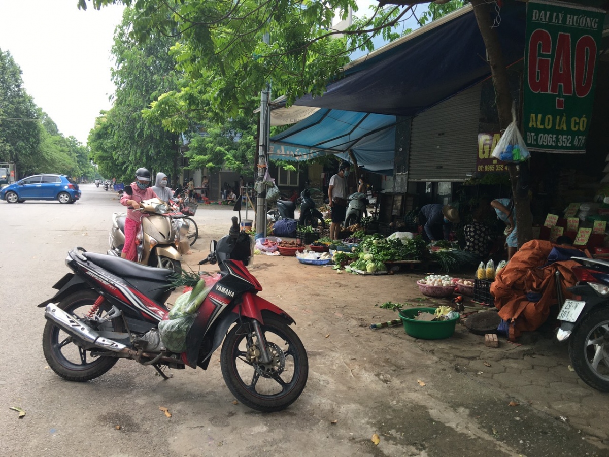 Chợ cóc vẫn ngang nhiên họp trên vỉa hè bất chấp lệnh cấm